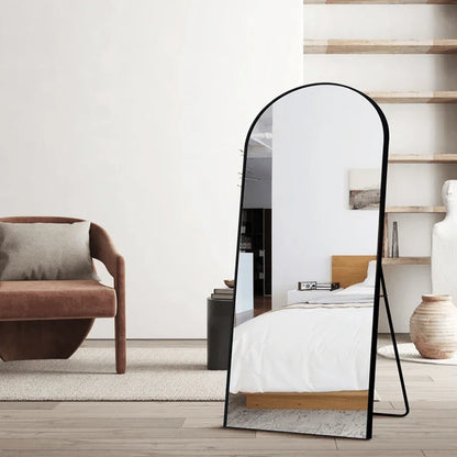 Välvd spegel med aluminiumram