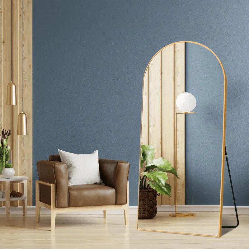 Välvd spegel med aluminiumram