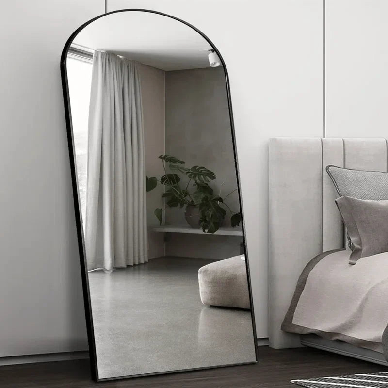 Välvd spegel med aluminiumram